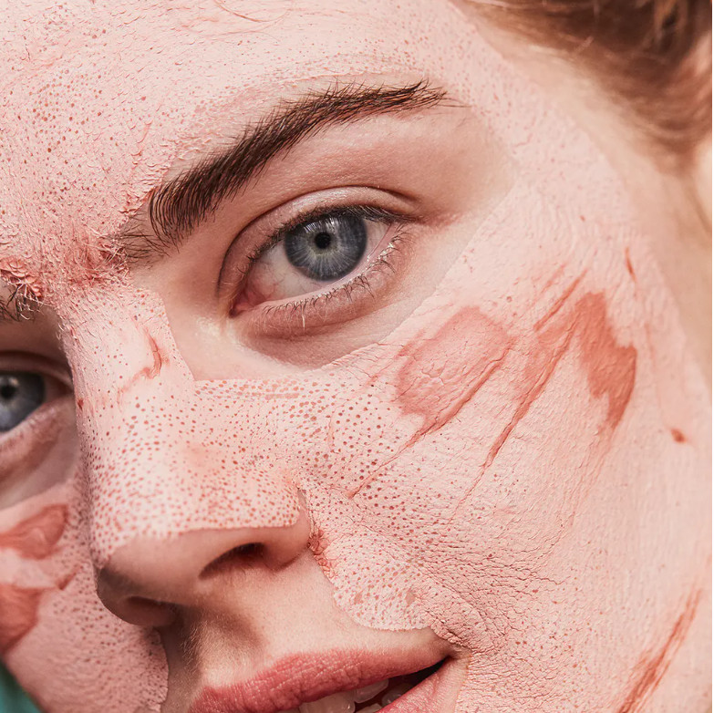 CAULADIE Mascarilla Instant Detox Vinergetic C+ Tipo de piel : Todo tipo de pieles Necesita : Destoxificante Ingredientes clave : Arcilla rosa, Extracto de café, Orujo de uva bio Textura : Mascarilla Use : dos veces a la semana ¿Qué es? La Mascarilla Instant Detox Vinergetic C+ limpia la piel de todas sus impurezas, elimina el exceso de sebo y minimiza los poros. El cutis queda fresco, nítido y resplandeciente.