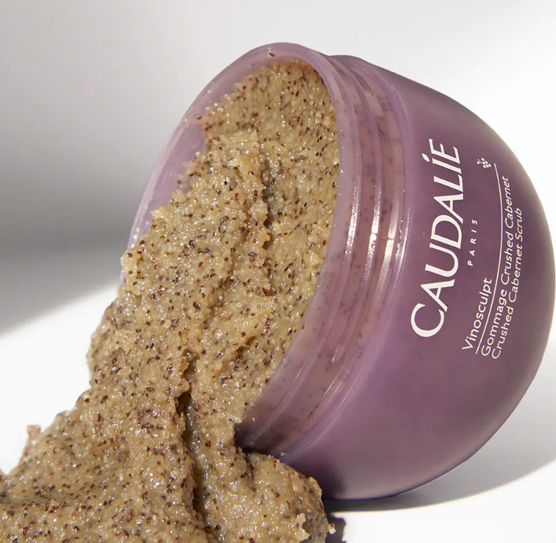 CAULADIE Exfoliante Crushed Cabernet Vinosculpt  Tipo de piel : Cuerpo Necesita : Esbeltez Ingredientes clave : Aceite de pepitas de uva, Miel Textura : Exfoliante con gránulos Use : dos veces a la semana ¿Qué es? Tratamiento emblemático del Spa Vinothérapie™, el Exfoliante Crushed Cabernet Vinosculpt elimina con suavidad las células muertas, reduce las irregularidades de la piel y la nutre, produciendo un efecto "piel nueva" inmediato. La piel queda lisa, suave, preparada para recibir los demás tratamientos del Programa Firmeza.