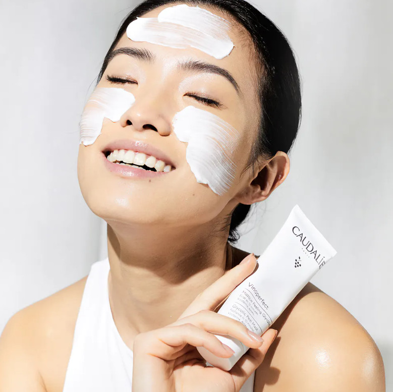 CAULADIE Mascarilla Peeling Glicólico Vinoperfect  Tipo de piel : Todo tipo de pieles Necesita : Resplandor, Antimanchas Ingredientes clave : Viniferina, Ácido Glicólico, AHAs Textura : Mascarilla Use : dos veces a la semana ¿Qué es? La Mascarilla Peeling Glicólico Vinoperfect está pensada para todas las mujeres que desean lucir una piel radiante. En un solo gesto, elimina las células muertas, afina la textura de la piel y unifica el cutis para proporcionar un resplandor intenso en tan solo 10 minutos. No es adecuada para las pieles sensibles.