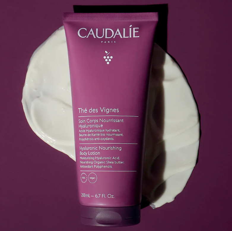CAULADIE Tratamiento Corporal Nutritivo Hialurónico Thé des Vignes  Tipo de piel : Piel normal Necesita : Pieles secas o muy secas Ingredientes clave : Ácido hialurónico, Manteca de karité ecológica, Polifenoles Textura : Leche Use : Mañana y tarde, todos los días ¿Qué es? El Tratamiento Corporal Nutritivo Hialurónico Thé des Vignes hidrata y nutre instantáneamente para tener una piel visiblemente más suave, flexible y luminosa. Su textura fresca y ligera penetra rápidamente sin efecto graso. Deja la piel delicadamente perfumada con la fragancia icónica Thé des Vignes, con notas de almizcle blanco, neroli y jengibre.