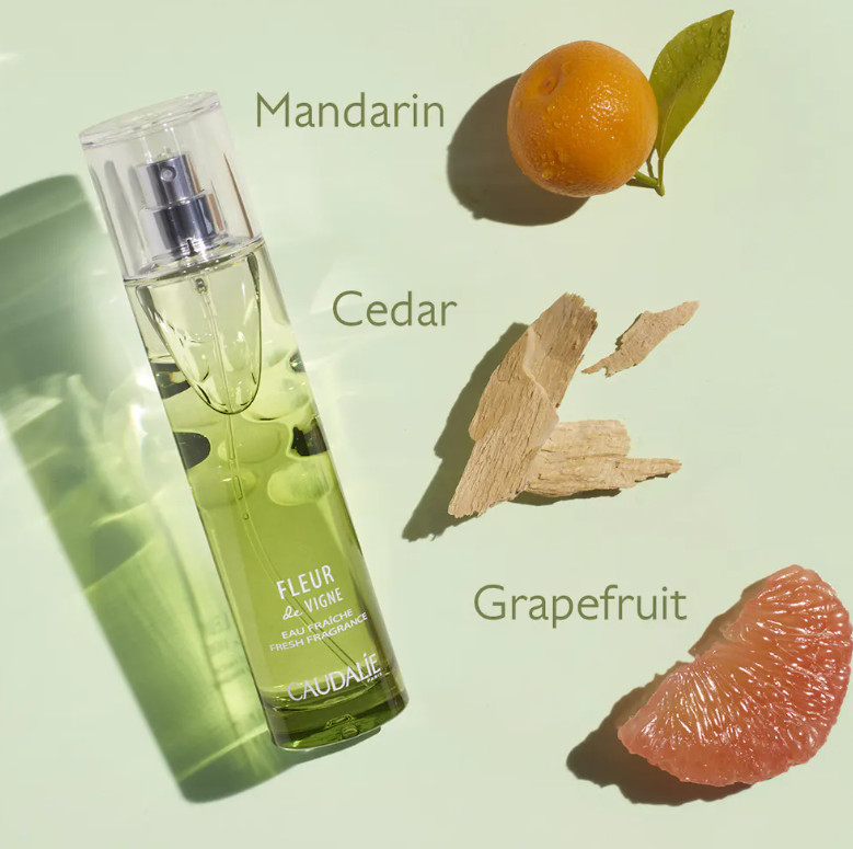 CAULADIE Agua Fresca Fleur de Vigne  Tipo de piel : Todo tipo de pieles Necesita : Perfume Ingredientes clave : Pomelo, Mandarina, Cedro Textura : Agua Use : En cualquier momento del día ¿Qué es? El Agua Fresca Fleur de Vigne es un agua perfumada fresca y ligera con notas revitalizantes de pomelo, mandarina y cedro. Su estela evoca la floración matinal de esta efímera flor con su delicada fragancia. Una flor esperada, deseada y celebrada como promesa de una cosecha extraordinaria.