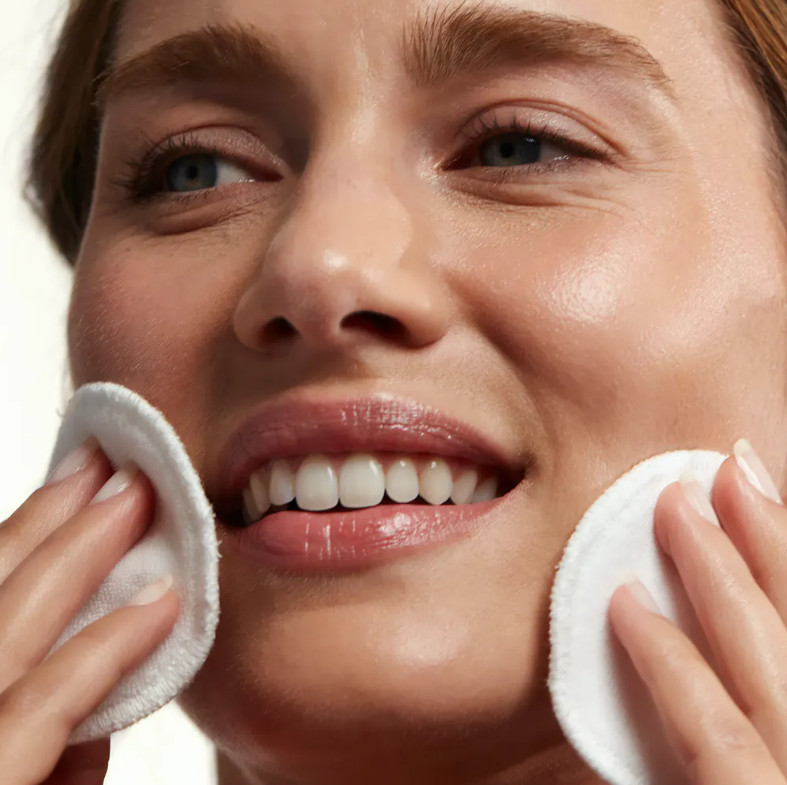 Tipo de piel : Todo tipo de pieles Necesita : Desmaquillado & Limpieza Ingredientes clave : Hidrolato de Rosa Biológica, Vinolevure Textura : Agua Use : Mañana y noche, utilizando un algodón ¿Qué es? Etapa indispensable para un desmaquillado perfecto, la Loción Tónica Hidratante elimina las últimas impurezas y restos de maquillaje, a la vez que tonifica la piel. La Vinolevure calmante e hidratante asociada al agua de rosa bio matificante dejan la piel fresca, nítida, confortable y preparada para beneficiarse al máximo de los tratamientos.