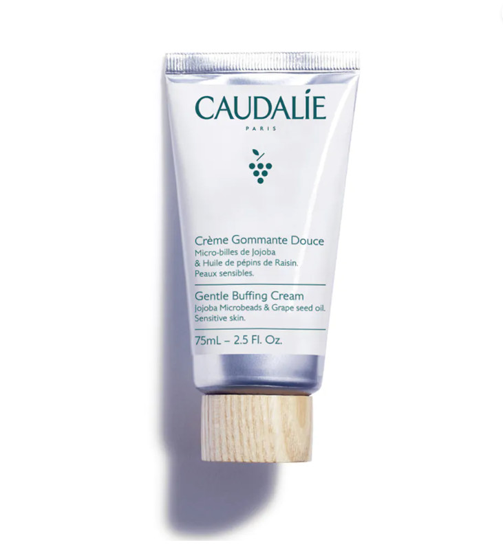Tipo de piel : Todo tipo de pieles Necesita : Exfoliante Ingredientes clave : Aceite de pepitas de uva, Miel, Microgránulos de jojoba Textura : Exfoliante con gránulos Use : dos veces a la semana ¿Qué es? Adecuada para las pieles sensibles, la Crema Exfoliante Suave elimina las células muertas, limpia y purifica el rostro con suavidad gracias a los microgránulos de jojoba asociados al aceite de pepitas de uva nutritivo. En un instante, tu piel está nítida, suave y luminosa.