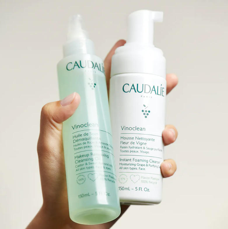 La MIXOLOGÍA de CAUDALIE  ¿Quieres ahorrar tiempo? Gracias a la Mixología, inspirada en los Tratamientos Spa Caudalie, adopta el gesto 2-en-1 y enriquece tu ritual de desmaquillado para convertirlo en un auténtico momento de placer.  Mezcla la Espuma Limpiadora con el Aceite Tratante Desmaquillante para limpiar y desmaquillar en un solo gesto.  Su textura de "espuma sedosa" ofrece a tu piel un desmaquillado cocooning, especialmente adecuado para las pieles secas.