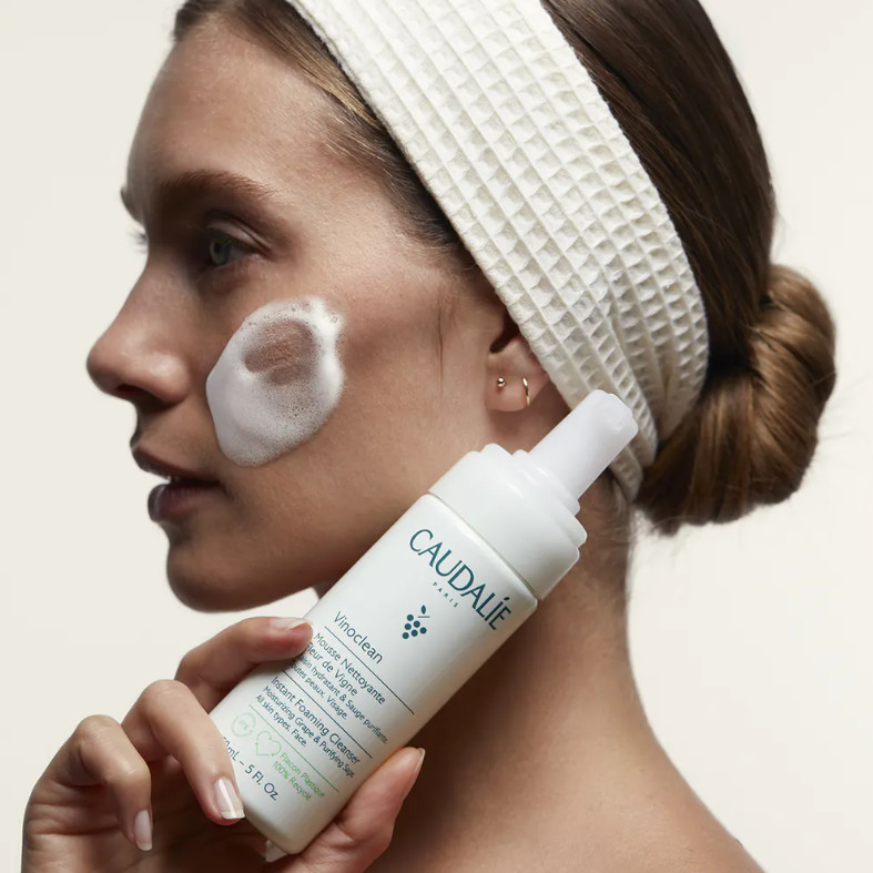 Tipo de piel : Todo tipo de pieles Necesita : Desmaquillado & Limpieza Ingredientes clave : Salvia, Camomila, Uvas Textura : Espuma Use : Día y noche ¿Qué es? Producto emblemático de la línea Vinoclean, la Espuma Limpiadora es una loción cristalina que se transforma en una espuma generosa y ligera para ofrecer a la piel confort y suavidad.