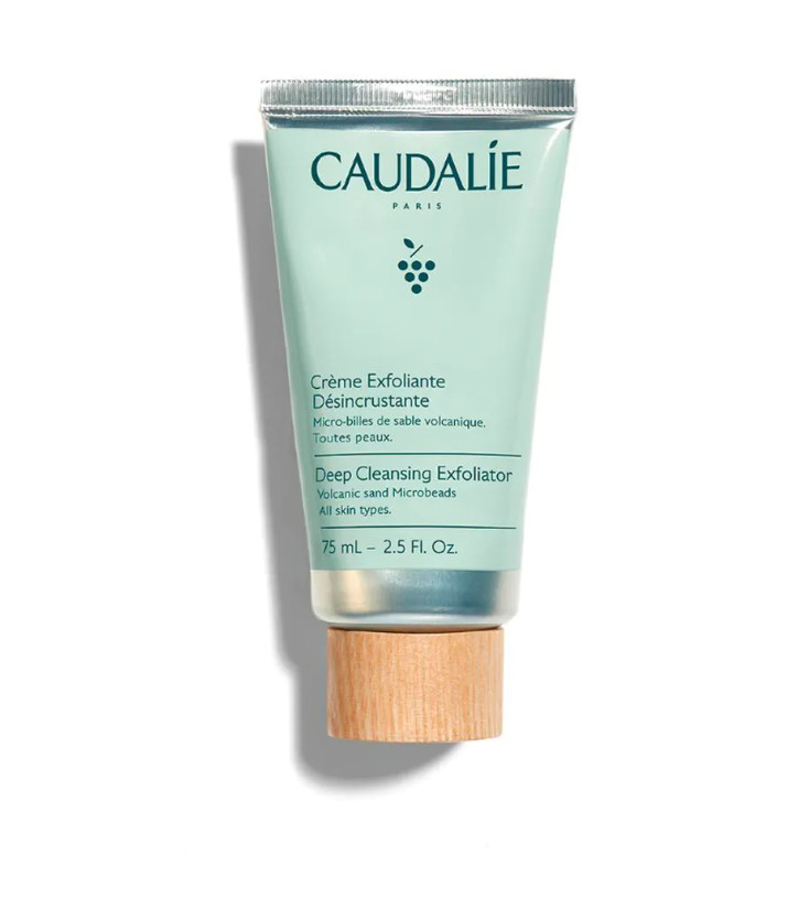 Tipo de piel : Todo tipo de pieles Necesita : Desmaquillado & Limpieza Ingredientes clave : Agua de uva bio, Mentol bio, Volcanic sand microbeads Textura : Crema exfoliante Use : 1 o 2 veces por semana ¿Qué es? La Crema Exfoliante Desincrustante purifica y afina la textura de la piel sin resecarla gracias a sus microgránulos de arena volcánica asociados al agua de uva hidratante y calmante. En un instante, tu cutis recupera su frescura y su luminosidad. Su fragancia chispeante con notas de pomelo, menta y naranja dulce, te proporcionará una auténtica sensación de bienestar.