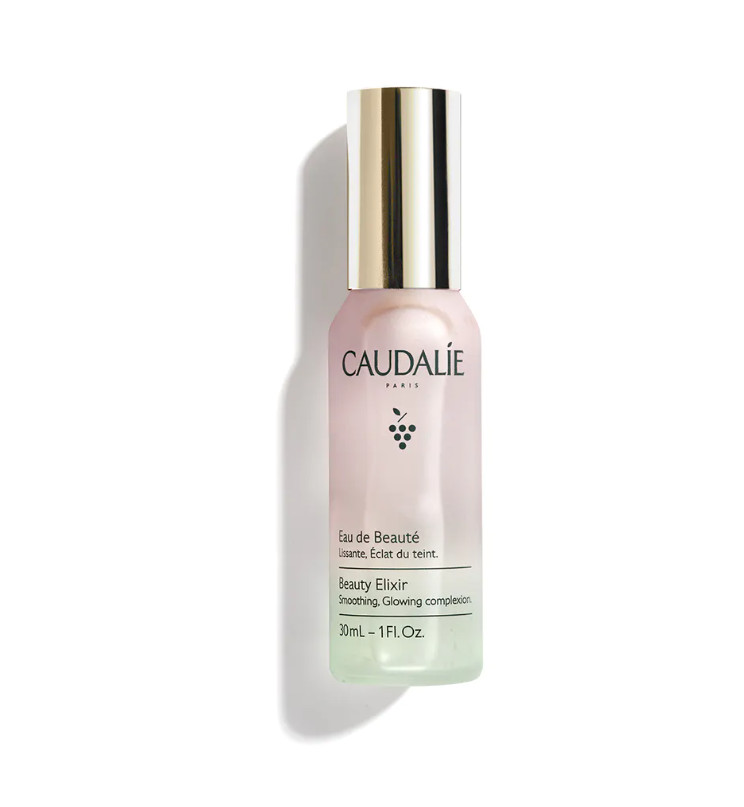 Tipo de piel : Todo tipo de pieles Necesita : Embellecedor de la piel Ingredientes clave : Uvas , Aceite esencial de menta piperita, Aceite esencial de rosa, Aceite esencial de romero Textura : Bruma Use : En cualquier momento del día ¿Qué es? Producto emblemático de Caudalie, el Agua de Belleza es una bruma tratante 100% natural con numerosas propiedades. Reaviva el resplandor del cutis, minimiza los poros y fija el maquillaje.