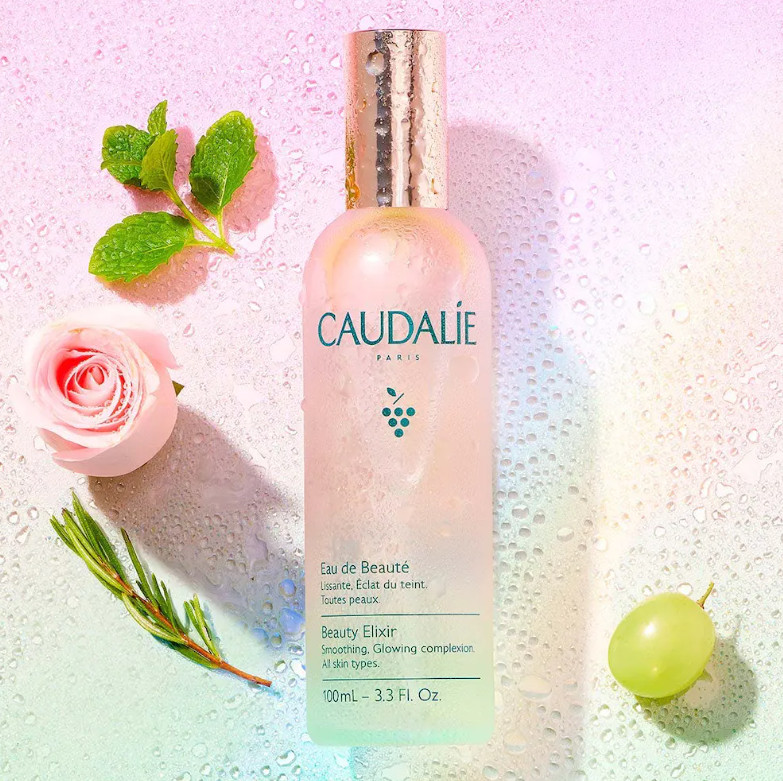 Tipo de piel : Todo tipo de pieles Necesita : Embellecedor de la piel Ingredientes clave : Uvas , Aceite esencial de menta piperita, Aceite esencial de rosa, Aceite esencial de romero Textura : Bruma Use : En cualquier momento del día ¿Qué es? Producto emblemático de Caudalie, el Agua de Belleza es una bruma tratante 100% natural con numerosas propiedades. Reaviva el resplandor del cutis, minimiza los poros y fija el maquillaje.