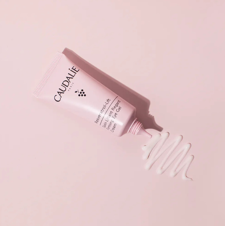 Tipo de piel : Ojos Necesita : Tensor Ingredientes clave : Ácido hialurónico, Resveratrol, Booster de Colágeno Vegano Textura : Gel-crema Use : Día y noche ¿Qué es? Gracias a su asociación patentada de Resveratrol, ácido hialurónico y booster de colágeno vegano, el Tratamiento Lifting Ojos reduce las ojeras, las bolsas y alisa los párpados. Enriquecido con extracto de quinoa, su fórmula ayuda a luchar contra los signos de fatiga: la mirada parece más joven y descansada.