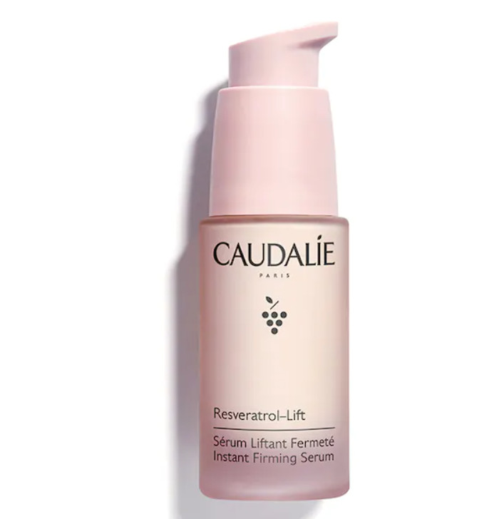 Tipo de piel : Todo tipo de pieles Necesita : Antiarrugas, firmeza Ingredientes clave : Ácido hialurónico, Resveratrol, Booster de Colágeno Vegano Textura : Sérum Use : Mañana y noche, antes de tu crema ¿Qué es? Una nueva patente presentada con booster de colágeno vegano aún más eficaz. 2 veces más eficaz que el Retinol en el aumento de la producción natural de colágeno.(1) Gracias a su asociación patentada de Resveratrol, ácido hialurónico y booster de colágeno vegano, el Sérum Lifting Firmeza corrige las arrugas y alisa el óvalo facial gracias a su alta concentración en Resveratrol de vid. Los rasgos se elevan, el rostro recupera su forma en V. Compuesto por más de un 97% de ingredientes de origen natural, su textura oil free y sedosa se funde en la piel, sin efecto pegajoso. Su complejo fitoaromático deja la piel delicadamente perfumada con notas de albahaca, citronela, camomila, tomillo y azahar. El compromiso de Caudalie: Envases 100% reciclables para cumplir el objetivo de "cero residuos"(2) Cajas fabricadas con menos papel y sin revestimiento de plástico, es decir, un 40% menos de emisión de huella carbono.(3)